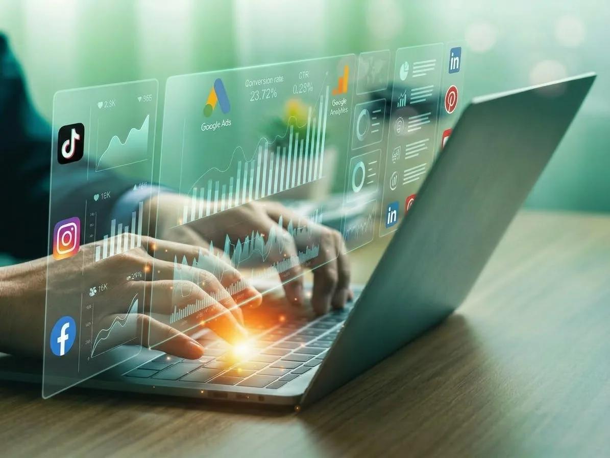 Laptop mit Auswertungen aus Google Ads, Analytics und sozialen Netzwerken
