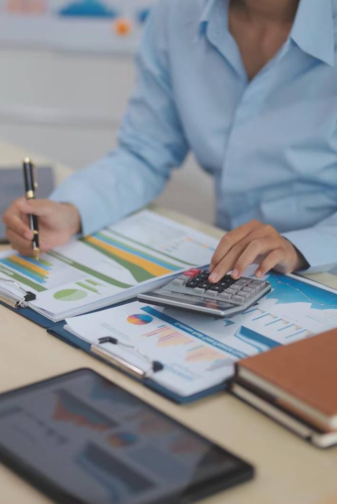 Schwarzes Herzsymbol auf weißem Hintergrund